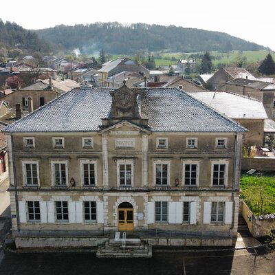 Vue aérienne de la mairie de Sauvigny